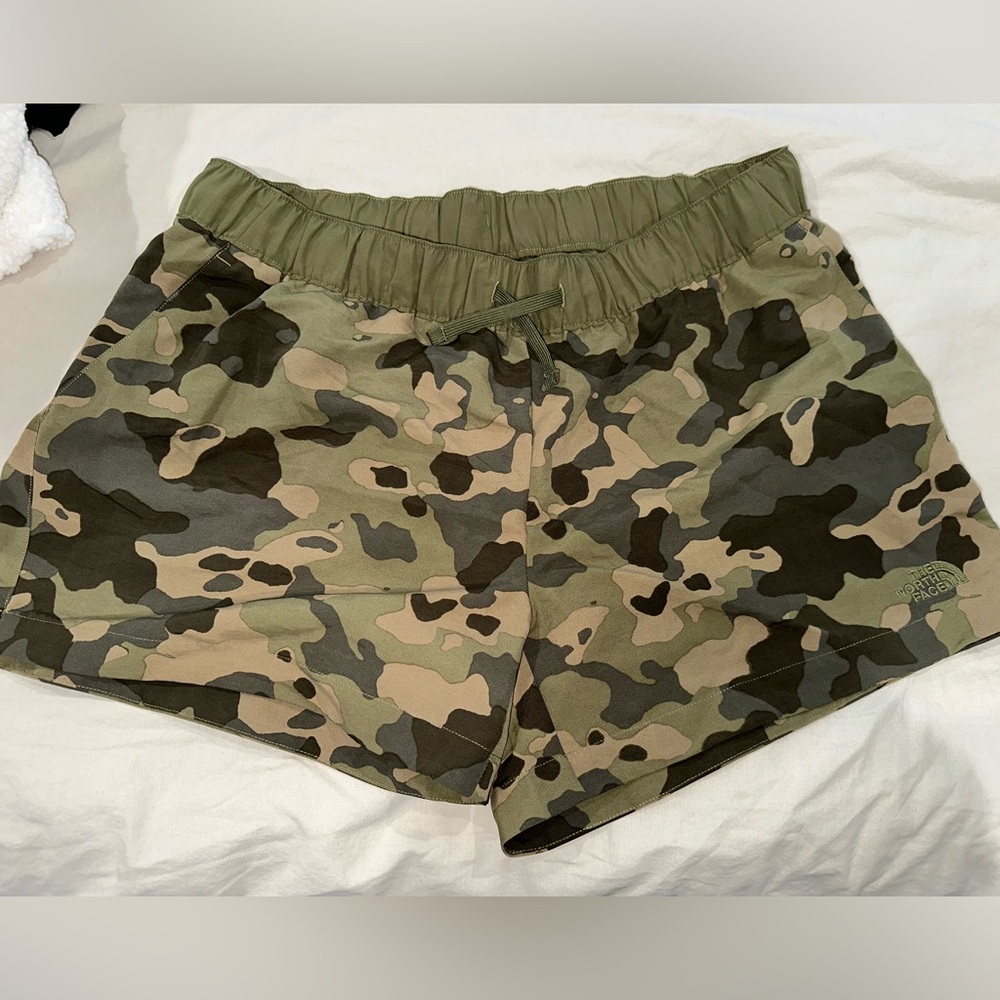 W sz LARGE north face camo shorts